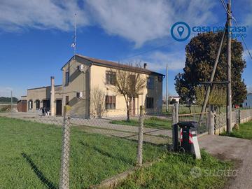 CASA SINGOLA CON AMPIO SCOPERTO