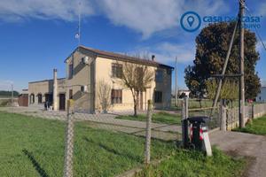 CASA SINGOLA CON AMPIO SCOPERTO