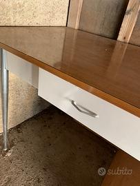 Tavolo in formica marrone chiaro e bianco