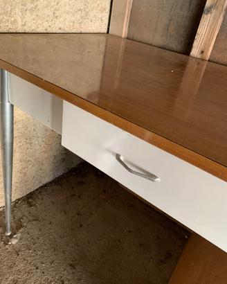 Tavolo in formica marrone chiaro e bianco