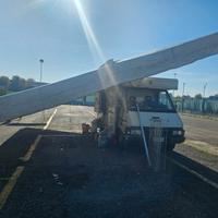 Vendita autonegozio con tenda per mercati