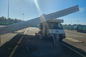 Vendita autonegozio con tenda per mercati