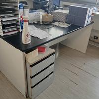 scrivania e cassettiera ufficio 