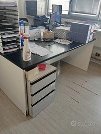 scrivania e cassettiera ufficio 