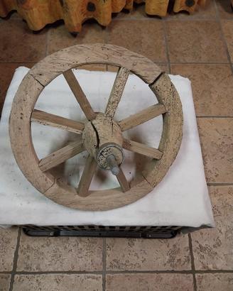 ruora antica in legno per cariola