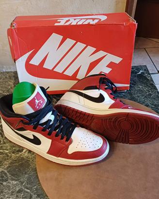 Air Jordan 1 Mid "Chicago Black Toe"