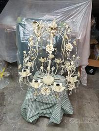 Lampadario in ferro battuto lavorato colore beige 