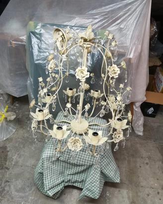 Lampadario in ferro battuto lavorato colore beige 