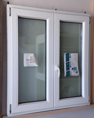 Finestra due ante pvc bianca effetto legno