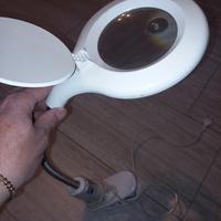 lampada a pinza sa tavolo con lente