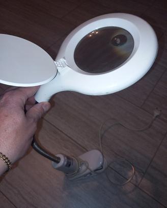 lampada a pinza sa tavolo con lente