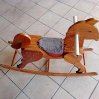 cavallo in legno dondolo