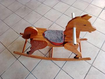 cavallo in legno dondolo