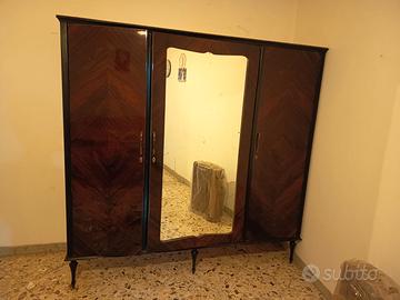 Armadio in legno con specchio