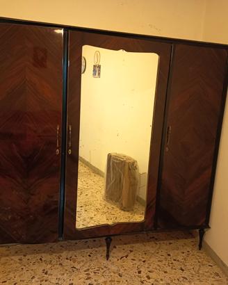 Armadio in legno con specchio