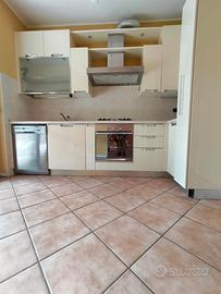 Cucina angolare completa di elettrodomestici
