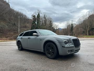 Cheysler 300 C. Valuto anche permute