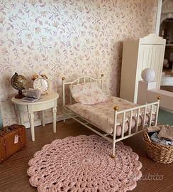 Letto in metallo per casa delle bambole.