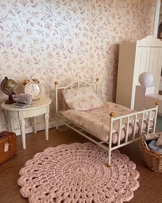 Letto in metallo per casa delle bambole.