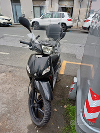 Scooter Peugeot tweet 150