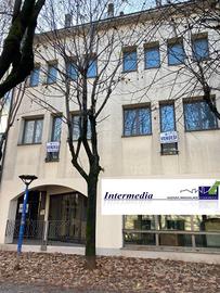 Immobile di 705 m² con più di 5 locali a Romano di