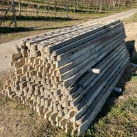 Pali per vigneto o recinzione in cemento forati.
