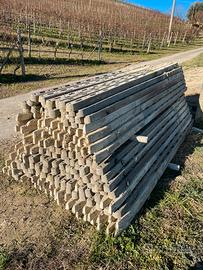Pali per vigneto o recinzione in cemento forati.