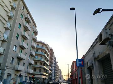 Ampio 3 vani luminoso con balconi su Via Oberdan