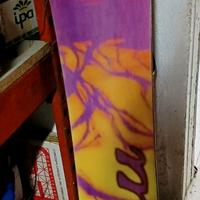 snowboard GNU con attacchi