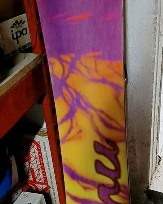 snowboard GNU con attacchi
