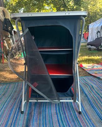 Mobiletto per campeggio