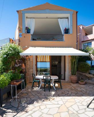 Villino caposchiera con splendida vista mare a poc