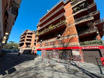 Magliana - locale magazzino ad uso investimento
