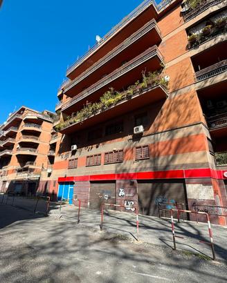 Magliana - locale magazzino ad uso investimento