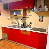 Cucina moderna rossa con elettrodomestici