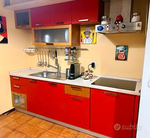 Cucina moderna rossa con elettrodomestici