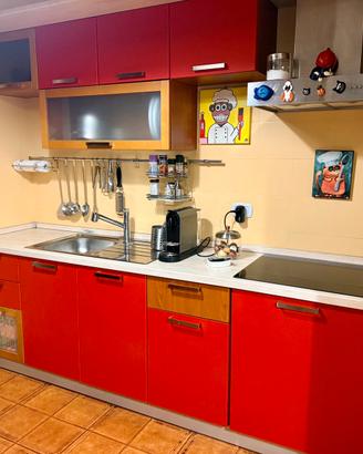 Cucina moderna rossa con elettrodomestici