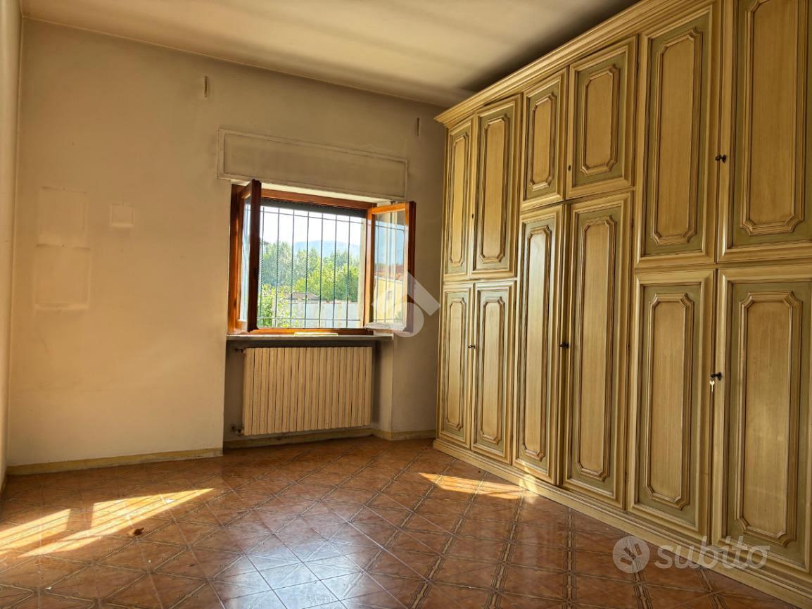 CASA SEMINDIPENDENTE A LUCCA