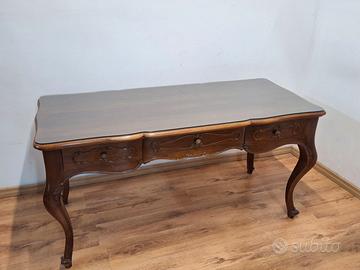 Scrivania classica in legno stile Luigi XV con pia