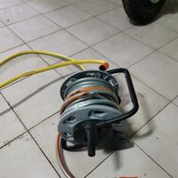 pompa con avvolgitubo da giardino