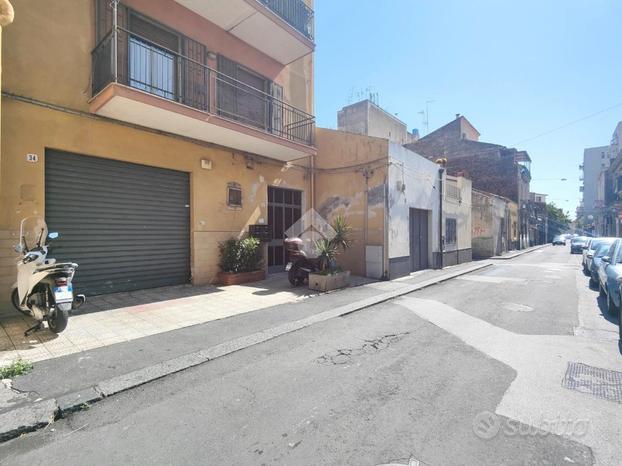 RAPISARDI-Via Rasà:6 Vani.Buone Condizioni