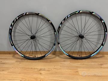 Ruite in carbonio con mozzo Dt Swiss 240 boost