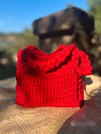 Borsa con manici e bottone per chiusura