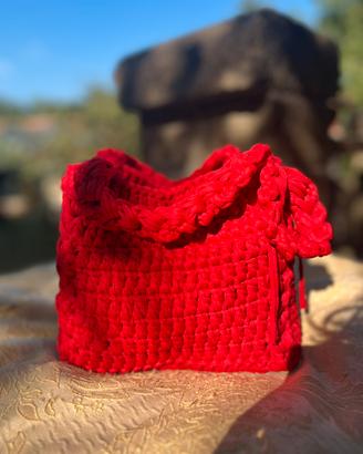 Borsa con manici e bottone per chiusura