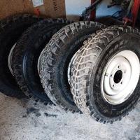Ruote land rover defender con gomme chiodate