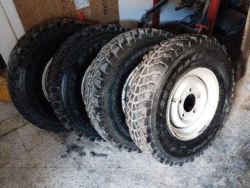 Ruote land rover defender con gomme chiodate