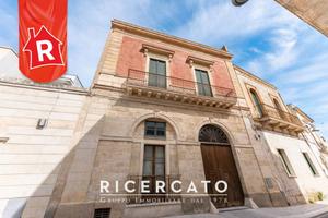 Casa indipendente di 310 m² con più di 5 locali a 