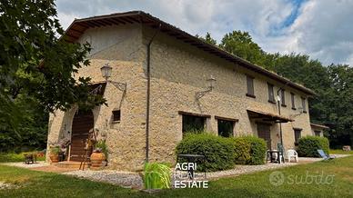 Agriturismo con azienda agricola di 4 ettari