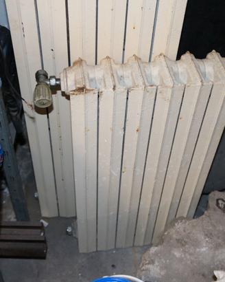 TERMOSIFONE  (due) IN GHISA PER  RISCALDAMENTO