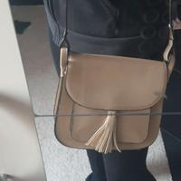 Borsa  color beige con dettaglio sulla chiusura